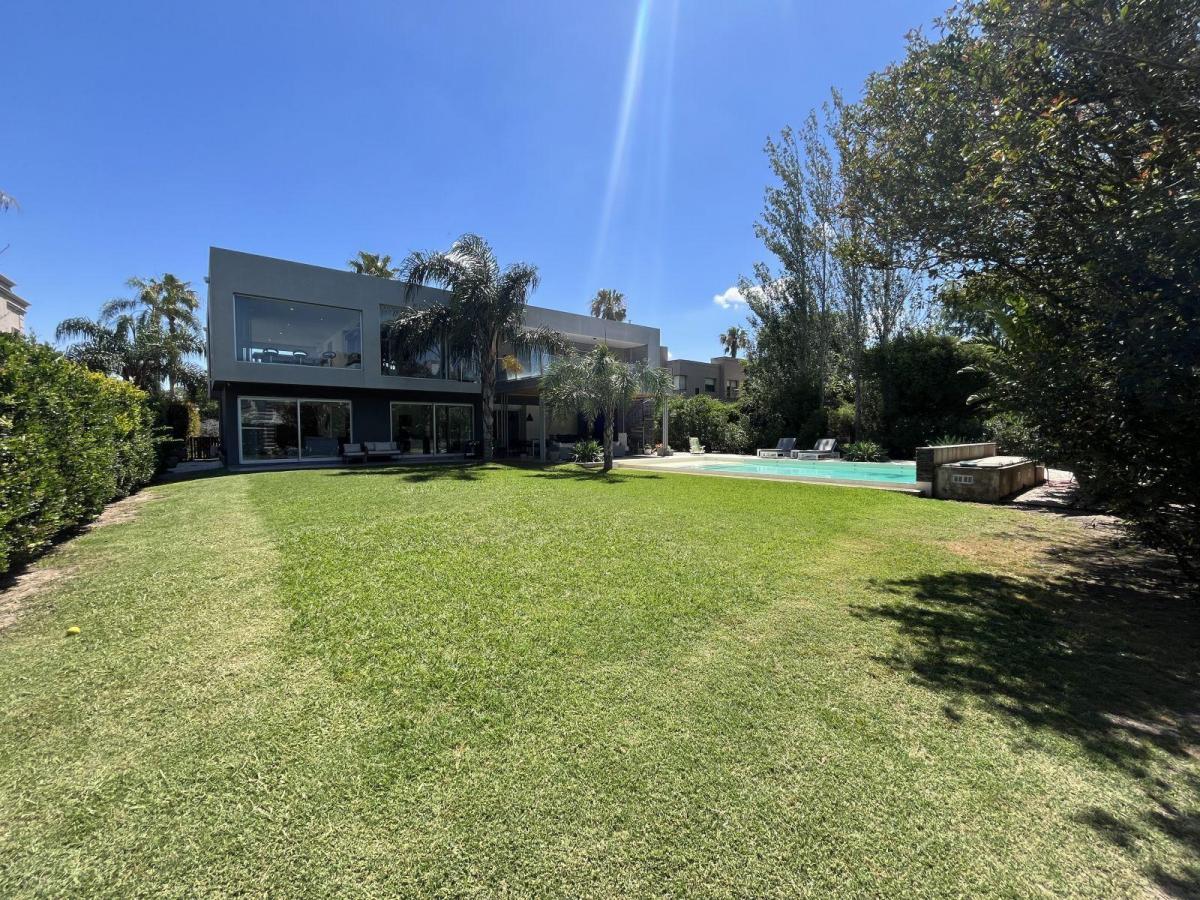 Gimnasio, mesa de pool y barrio privado de lujo: así es la casa en venta más cara de todo Funes 